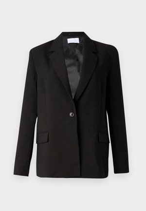 Blazer preto feito de tecido suave, apresentando um fecho de botão único, dois bolsos frontais, lapelas afiadas e um interior com acabamento em satin.