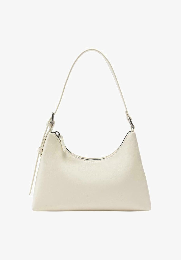 Petit sac à bandoulière en cuir crème avec fermeture éclair supérieure et sangle ajustable, design minimaliste.
