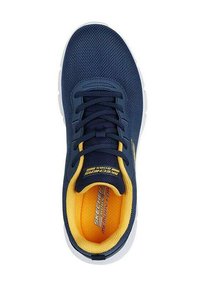 Sneaker in mesh blu navy con interno giallo, punta tonda, suola piatta in gomma bianca e lacci neri. Presenta l'etichetta "Memory Foam" all'interno.