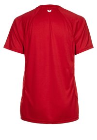 T-shirt de sport rouge à manches courtes avec un petit logo blanc centré près de l'encolure au dos.
