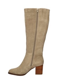 Beige suède kniehoge laars met een zijrits, een ronde neus en een gestapeld houten hak. Gladde textuur met minimale stikseldetails.