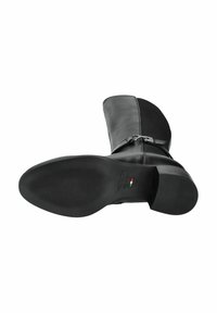 Botte noire en cuir, montée jusqu'au genou, avec une texture lisse, un bout arrondi et une fermeture éclair sur le côté. La semelle est en caoutchouc, avec un léger relief et un petit talon.