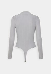 Body côtelé gris à manches longues, col montant, et bas style tanga. Tissu texturé pour un détail visuel renforcé.