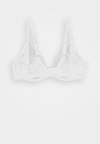Biely bralet bez polstrovania s čipkovým lemovaním, nastaviteľnými ramienkami, uzáverom na tri háčiky na chrbte a mäkkou tkaninou pre pohodlie.