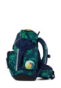 Sac à dos bleu marine avec un motif de feuilles vertes, comportant plusieurs compartiments, des bretelles réglables et un badge décoratif circulaire.