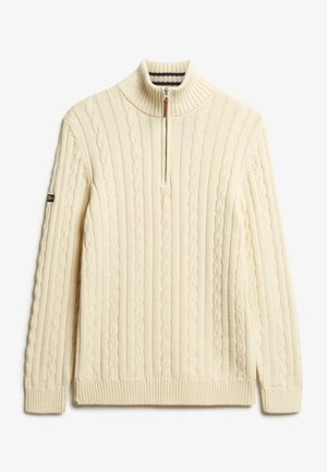 Kabelstrikket creme sweater med høj krave, halvdels lynlås, ribbet bund og manchetter, tekstureret mønster og med diskret branding på ærmet.