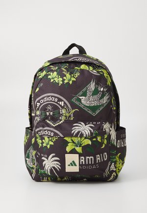 Mochila negra con un estampado floral tropical en verde y blanco, con un bolsillo frontal y detalles de la marca. Confeccionada con tela duradera.