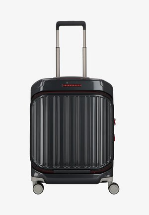 Harde koffer in donkergrijs met verticale ribbels, uitschuifbare handgreep, vier wielen, rode ritsaccenten en logo aan de voorkant.