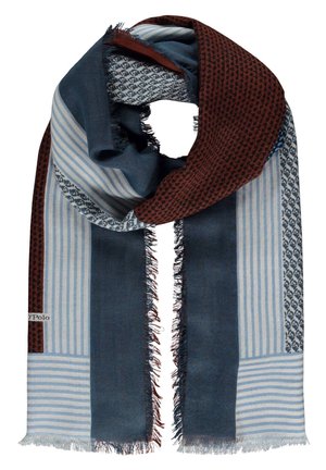 Prostokątny szalik z pionowymi niebiesko-białymi paskami, granatowymi fragmentami i rdzawo-czerwonym wzorzystym rogiem, z frędzlami na krawędziach.
