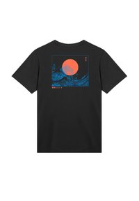 Black cotton t-shirt featuring a blue wave design and a large orange sun on the back, with Japanese text in red at the bottom.