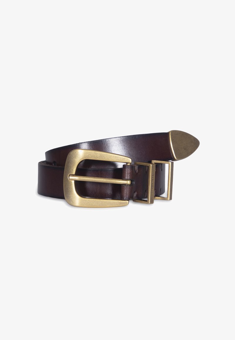 Ceinture en cuir marron foncé avec une boucle carrée mate en or et un embout articulé assorti, enroulée sur un fond blanc.