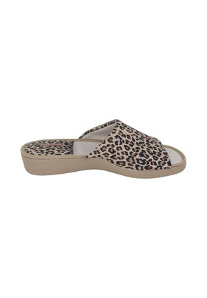 Sandalia tipo slide abierta con suela beige y parte superior de tela con estampado de leopardo marrón y negro.