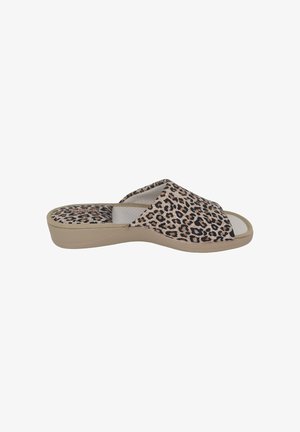 Sandalia tipo slide abierta con suela beige y parte superior de tela con estampado de leopardo marrón y negro.
