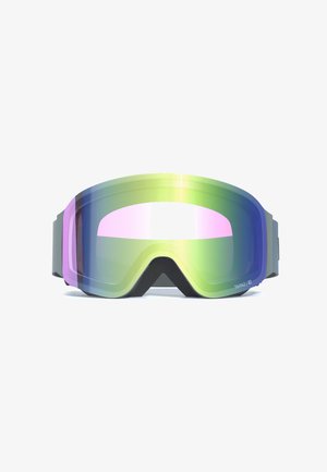 Ski goggles med en bred, buet reflekslinse, der viser gradientfarver fra lilla til grøn og en mørk justerbar rem.
