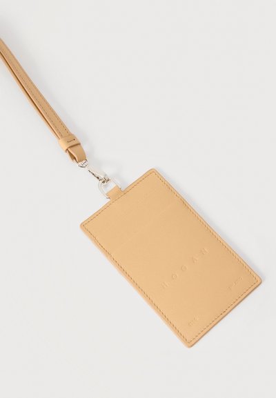 Κάρτα δερμάτινη ταμπά με ραμμένα άκρα και ανάγλυφο λογότυπο «Hogan», προσαρτημένη σε ταιριαστή ρυθμιζόμενη λουρίδα με ασημένιο κούμπωμα.