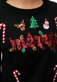 Juodas megztinis su spalvotais blizgančiais žodžiais „Merry“, elniu, Kalėdų eglute, sniego seneliu ir raudonai baltomis saldainių lazdelėmis.