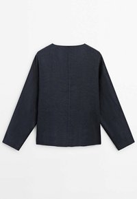 Top in lino blu scuro con maniche lunghe, scollatura quadrata e silhouette dritta. Il retro presenta una cucitura centrale e nessun gancio visibile.