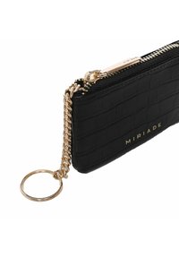 Sorte faux læder pung med krokodilletekstur, guldfarvet hardware, lynlås lukning og en kæde med en nøglering. Logoet trykt i guld.