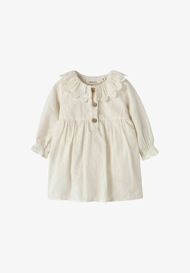 Robe bébé crème à manches longues avec col en dentelle, trois boutons marron sur le devant et délicate broderie florale.