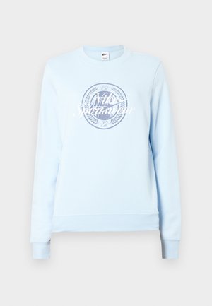 Helles blaues Sweatshirt aus weichem Material, mit einem runden Logodesign in Dunkelblau und Text, sowie gerippten Ärmelbündchen und Saum.