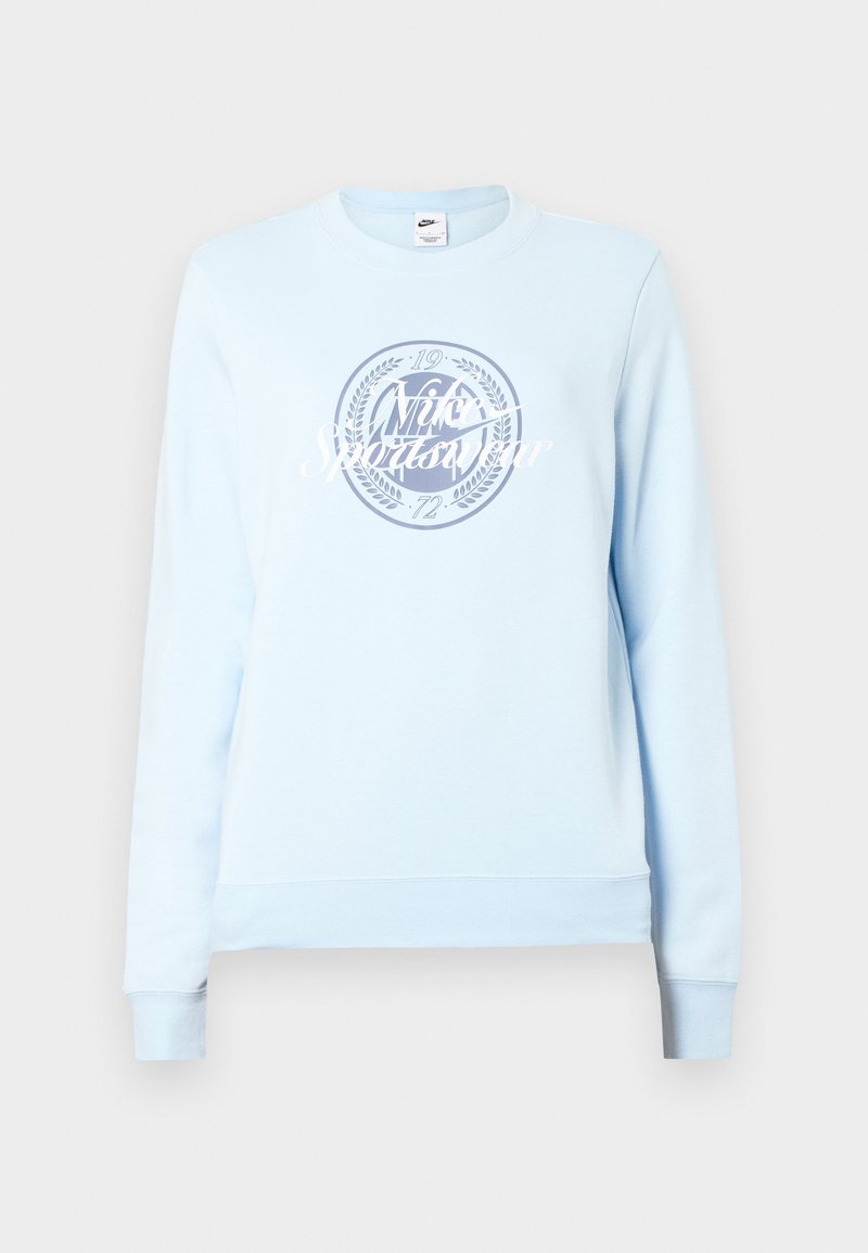 Sweatshirt bleu clair en tissu doux, avec un design de logo rond en bleu foncé avec du texte, des poignets et un ourlet côtelés.