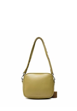 Pequeño bolso cruzado de color verde oliva con bordes redondeados, correa ancha ajustable con ojetes metálicos y cierres en tono plateado.