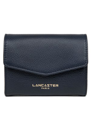 Portefeuille en cuir bleu marine avec une finition texturée, fermeture à rabat, et logo doré "LANCASTER PARIS" sur le devant. Forme rectangulaire compacte.