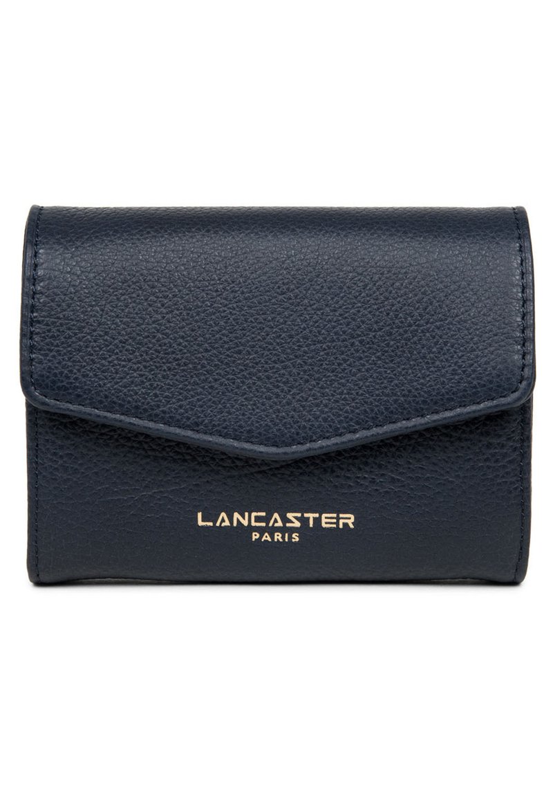 Marineblauw lederen portemonnee met een gestructureerde afwerking, klepafsluiting en gouden 'LANCASTER PARIS' logo op de voorkant. Compact rechthoekig van vorm.