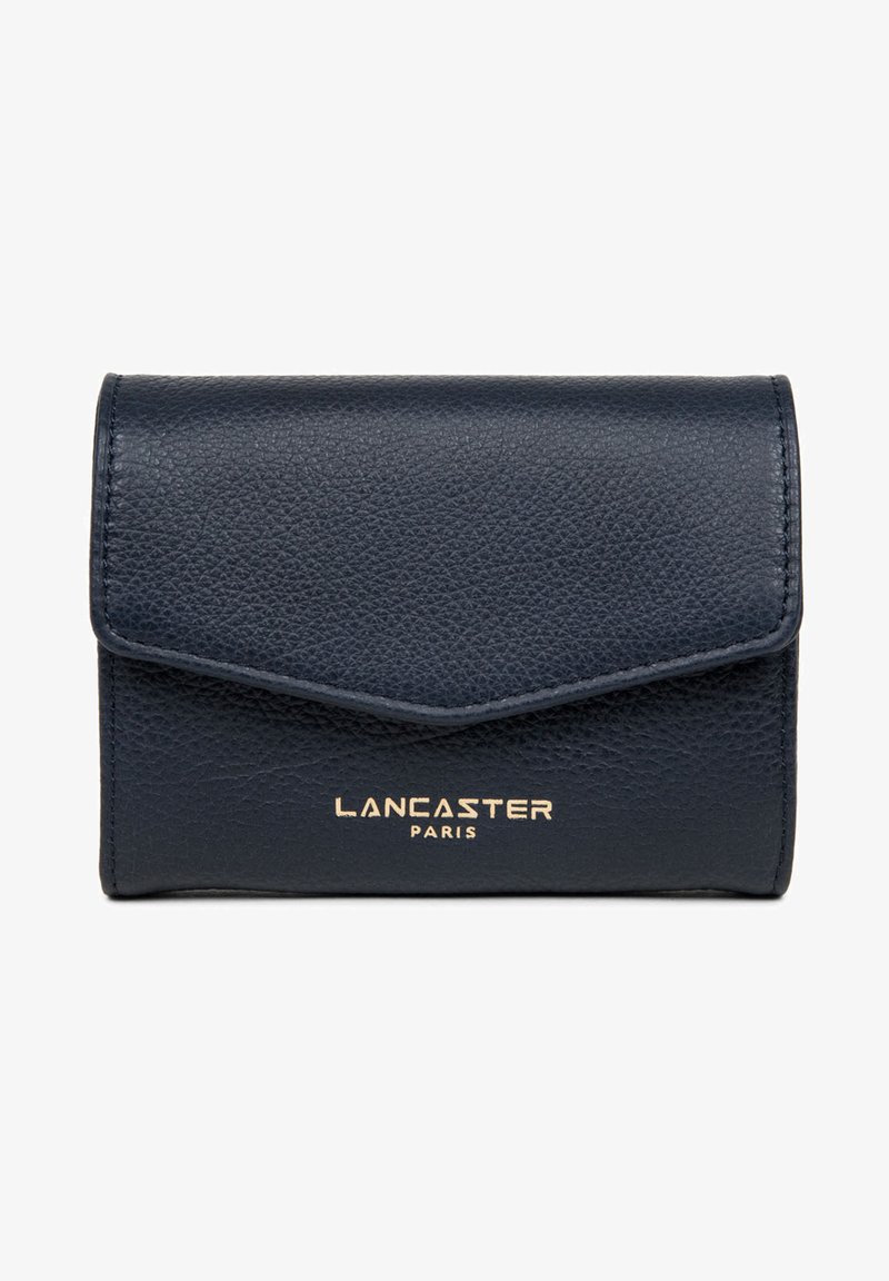 Portafoglio in pelle blu navy con finitura testurizzata, chiusura a patta e logo dorato "LANCASTER PARIS" sul davanti. Forma rettangolare compatta.
