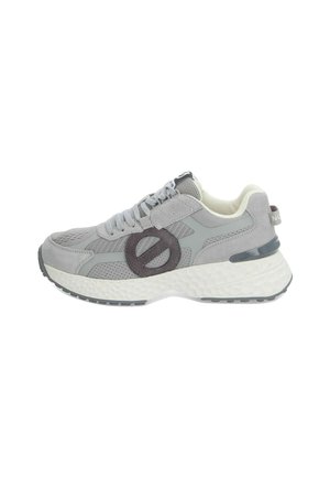 Grijze sport schoen met een bovenwerk van gaas en suede, met gestructureerde en gladde accenten, ronde logo-detail en een gewatteerde witte zool.