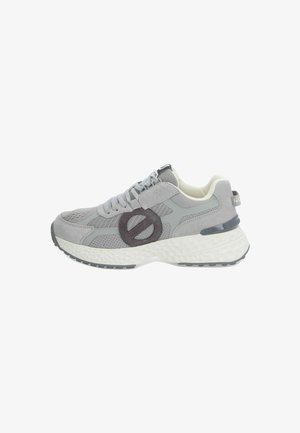 Grauer Sportschuh mit Obermaterial aus Netz und Wildleder, das strukturierte und glatte Akzente aufweist, runder Logodetail und einer gepolsterten weißen Sohle.