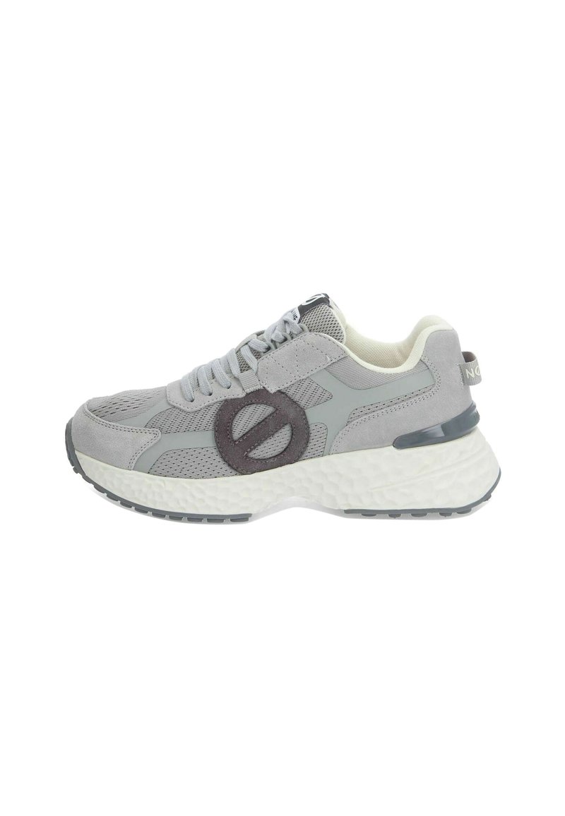 Grijze sport schoen met een bovenwerk van gaas en suede, met gestructureerde en gladde accenten, ronde logo-detail en een gewatteerde witte zool.