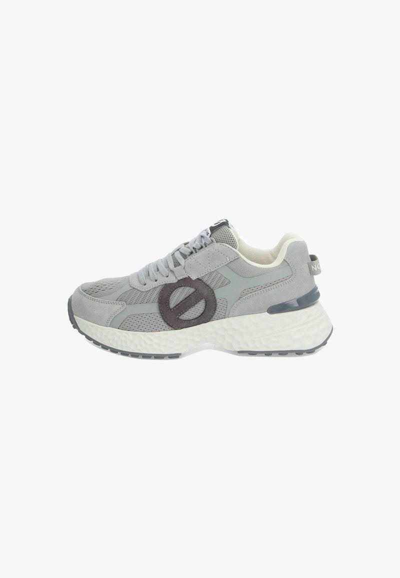 Grauer Sportschuh mit Obermaterial aus Netz und Wildleder, das strukturierte und glatte Akzente aufweist, runder Logodetail und einer gepolsterten weißen Sohle.