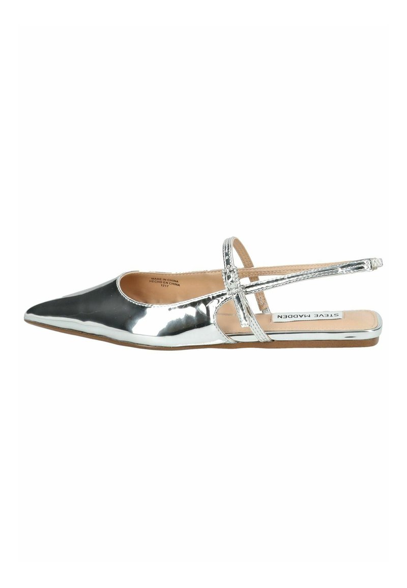 Ballerines argentées à bout pointu avec une finition laquée brillante et une sangle décorative traversant le pied. Semelle plate avec une semelle intérieure beige.