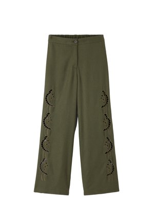 Pantalon large vert olive avec fermeture par boutons et motifs floraux découpés symétriques le long des deux jambes extérieures.