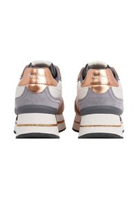 Par tenisica u sivoj i bijeloj boji s ružičasto-zlatnim naglascima i debelim potplatima, prikazano s leđa, s Pepe Jeans logotipom na petama.