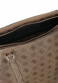 Bolso de mano de bronce con un diseño estampado y cierre de cremallera, que presenta una superficie texturizada, un forro interior negro y un acento de logo metálico.
