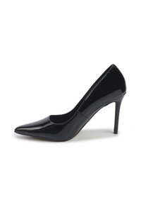 Černé lakované lodičky s vysokým podpatkem, špičatou špičkou a úzkým stiletto podpatkem na bílém pozadí.