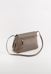 Brązowa skórzana torebka o fakturowanej powierzchni, z klapą typu fold-over, złotymi akcentami, odpinanym paskiem oraz zamykaną na suwak kieszenią z przodu.