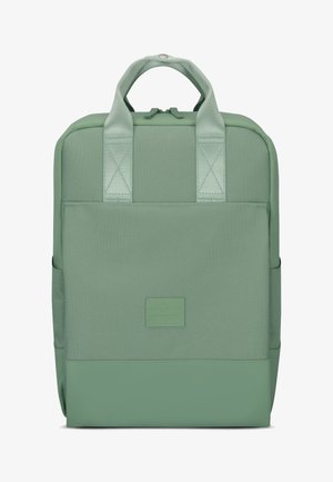 Mochila verde con un cuerpo de tela texturizada, acentos lisos, asas dobles y cierre de cremallera. Presenta una forma rectangular y un diseño minimalista.