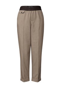 Pantalons beiges fuselés avec des ourlets à revers, une ceinture élastique noire et une petite poche à rabat boutonnée sur le côté droit.
