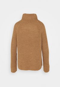 Brun ribbad stickad tröja med hög krage, långa ärmar och en avslappnad passform. Har ett strukturerat tyg och en rak fåll.