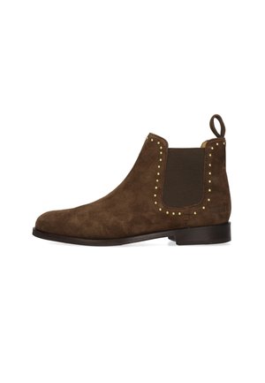 Brun ruskind Chelsea-støvle med elastisk sidepanel, små dekorative guldnitter, trækstrop bagpå og lav stakket hæl.