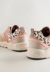 Multifärgade sneakers har en stänklackad rosa bas, ett texturerat ovandel med ett fläckigt mönster och vadderade meshdetaljer för komfort.