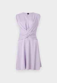 Robe lilas sans manches avec un détail noué à la taille, un col rond et une jupe fluide longueur genou sur un fond uni.