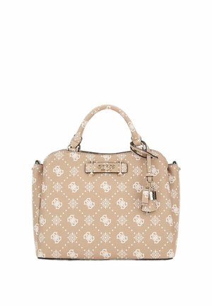 Sac à main beige Guess avec motif logo blanc, deux poignées supérieures, et un pendentif cadenas et clé suspendu sur fond blanc.