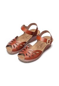 Sandali in pelle marrone con punte aperte, motivi floreali intagliati e cinturino alla caviglia regolabile. Soletta con texture e tacco imbottito.