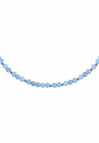 Halsband med akvamarinpärlor som har släta, runda ljusblå stenar insprängda med silveraccentpärlor. Jämnt fördelad design.