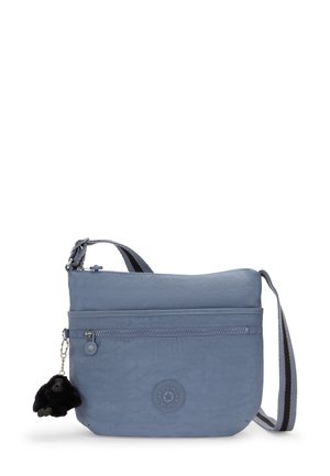 Borsa a tracolla blu con texture liscia, chiusura con zip, tasca frontale e un portachiavi in pelliccia nera attaccato.