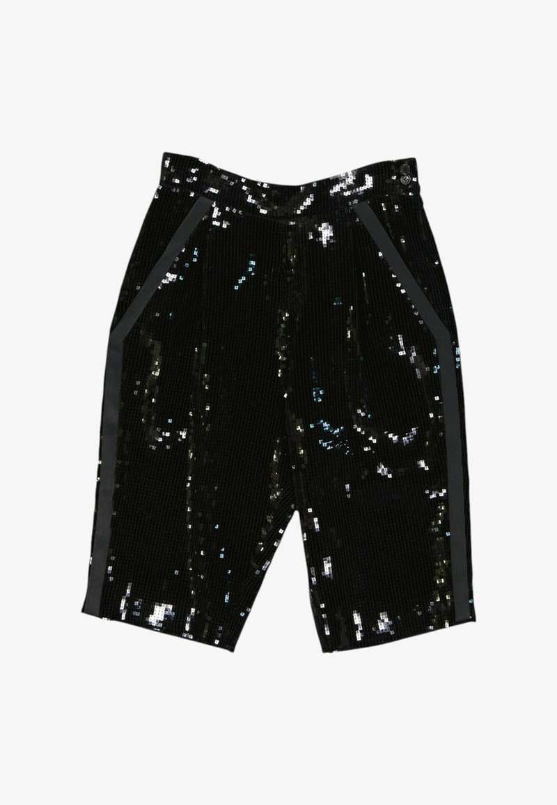 Short noir à sequins avec des rayures verticales, des poches latérales inclinées et une fermeture à bouton sur fond blanc.